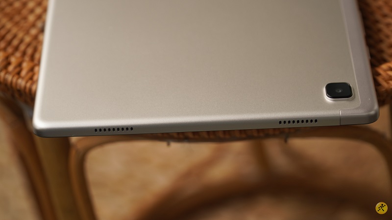 Máy được trang bị 2 loa ở phần cạnh trên