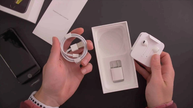 Phụ kiện đi kèm của iPhone trước đây Phụ kiện đi kèm của iPhone trước đây