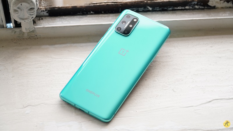 OnePlus 8T 5G được làm từ kính kết hợp với khung viền kim loại
