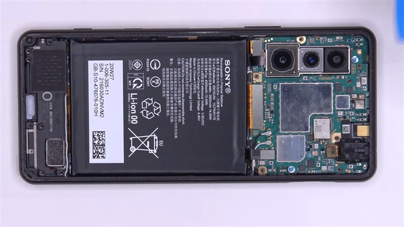 Video tháo rời Sony Xperia 5 II: Khá dễ dàng để sửa chữa, có cả tấm than chì để tản nhiệt cho bộ 3 camera mặt sau Video tháo rời Sony Xperia 5 II: Khá dễ dàng để sửa chữa, có cả tấm than chì để tản nhiệt cho bộ 3 camera mặt sau