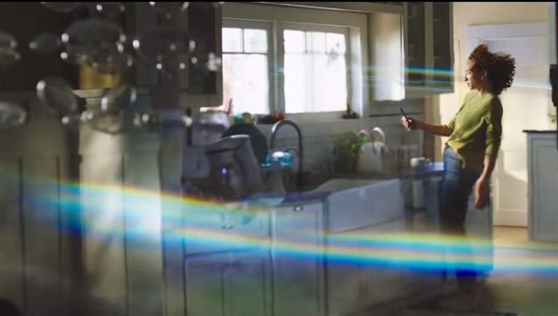 Một làn sóng xung kích phát ra khi thiết bị được mở khóa và nó biểu thị một cách ẩn dụ sức mạnh của dòng iPhone 12