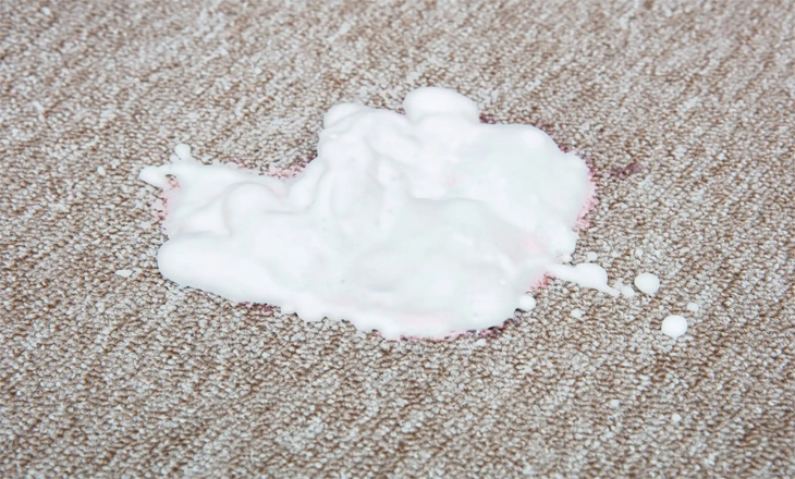 Cleaning carpets with shaving gel and white vinegar