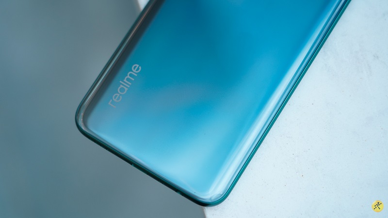 Các cạnh của Realme 7i được bo cong mềm mại Các cạnh của Realme 7i được bo cong mềm mại