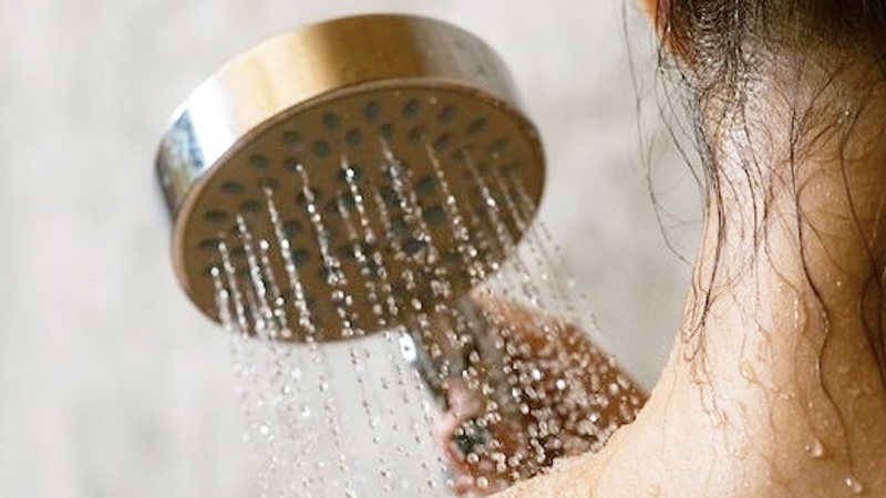 Thường xuyên vệ sinh cơ thể bằng cách tắm rửa sạch sẽ có thể sẽ giúp bạn hạn chế được lũ muỗi tìm đến.