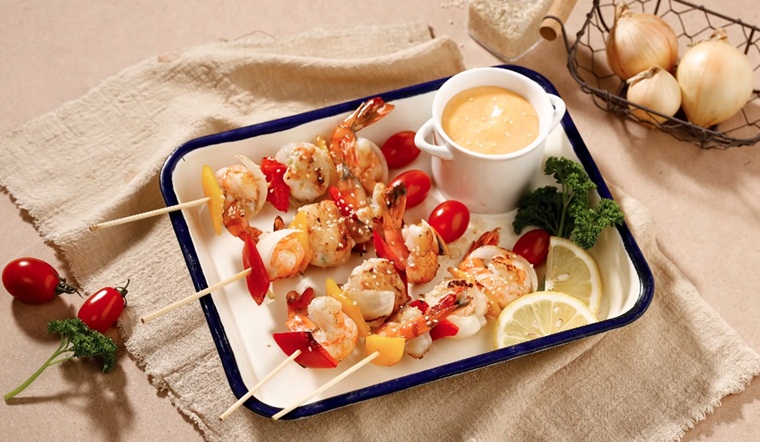 Cách làm món chả tôm xiên que nướng mè thơm phức bé đòi ăn mãi