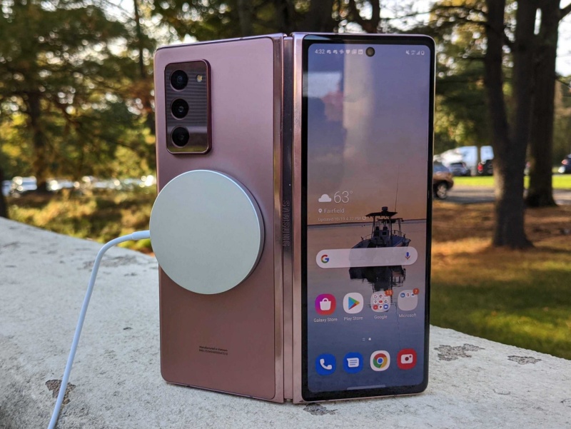 Bộ sạc MagSafe mới của Apple cũng tương thích với Samsung Galaxy Z Fold 2