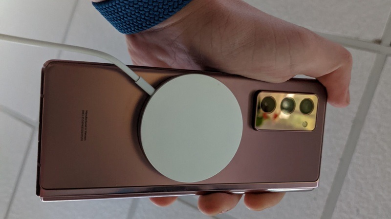 Bộ sạc MagSafe mới của Apple cũng tương thích với Samsung Galaxy Z Fold 2