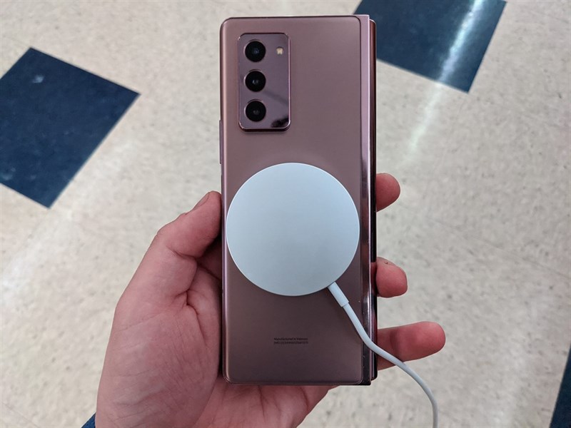 Bộ sạc MagSafe mới của Apple cũng tương thích với Samsung Galaxy Z Fold 2