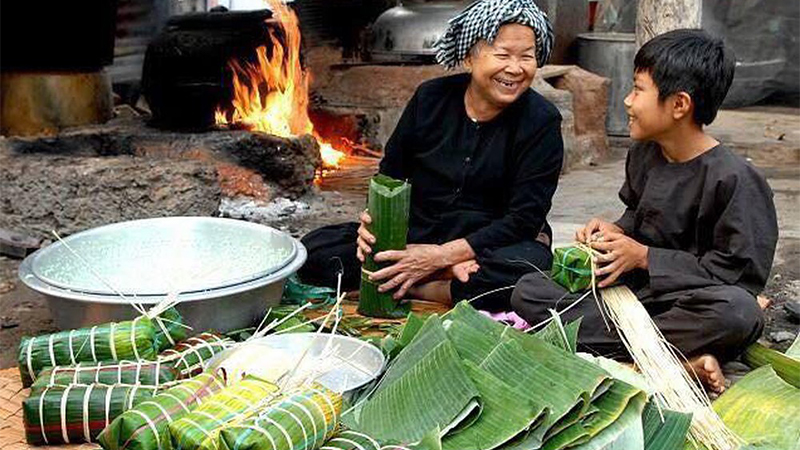 Cách gói bánh tét tam sắc, ngũ sắc đẹp không thua kém ngoài tiệm