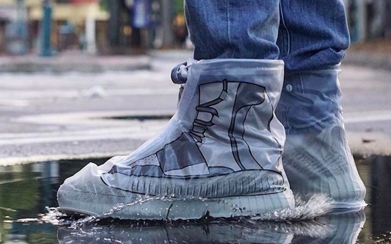 Sử dụng giày bảo vệ đi mưa