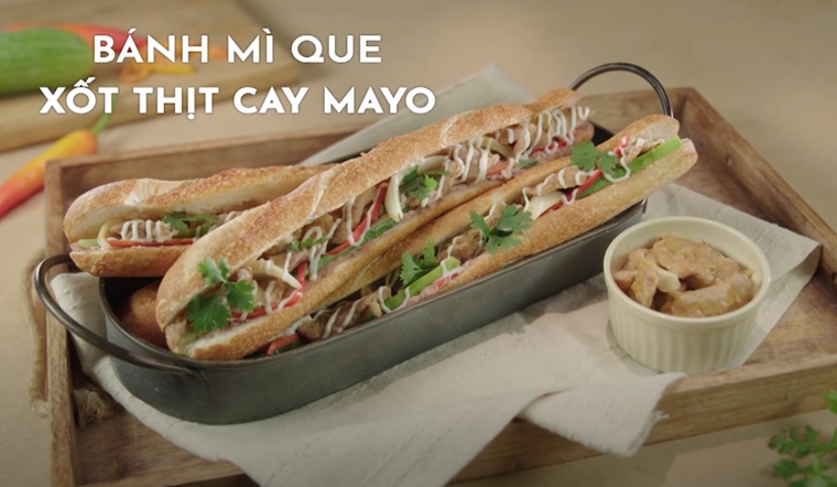 Tuyệt chiêu làm bánh mì que thịt cay giòn rụm ngon tái tê