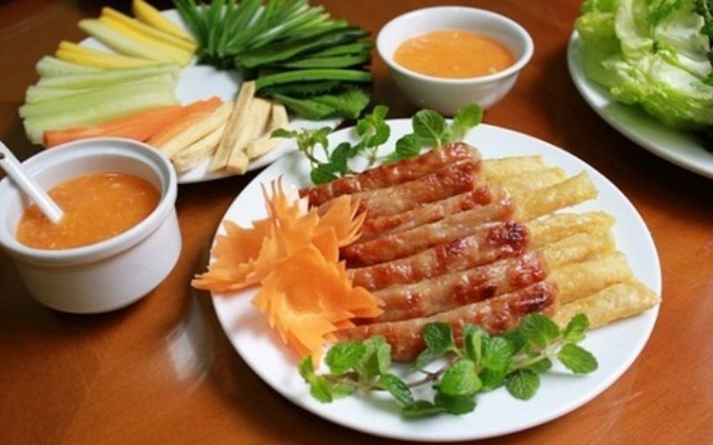 Dùng bánh tráng để cuốn nem, bún, các loại rau ăn kèm chấm cùng sốt tương đậu thơm béo rất ngon