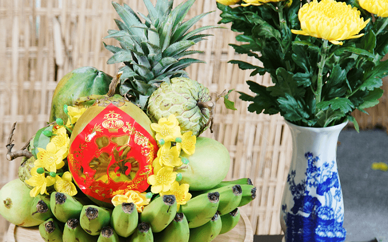 Mâm ngũ quả Tết là biểu tượng không thể tách rời trong mỗi cái Tết Việt Nam. Nhấp vào ảnh, bạn sẽ cảm nhận được sự trang trọng và lung linh của mâm ngũ quả Tết, hương vị ngọt ngào và màu sắc tươi tắn của cuộc sống. Hãy cùng tận hưởng mùa xuân này bằng mâm ngũ quả Tết rực rỡ trên bàn cỗ.