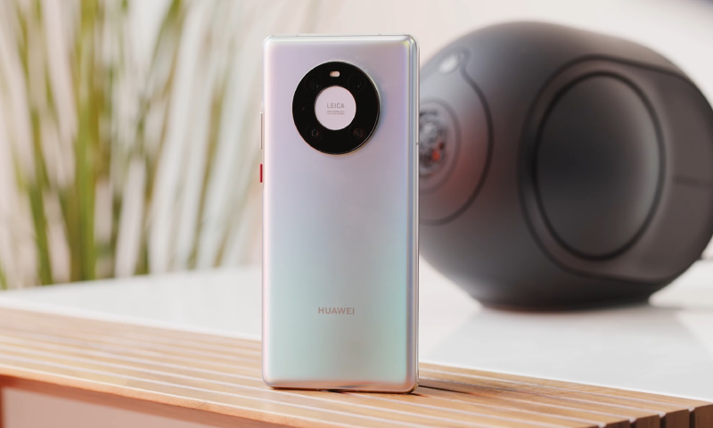 Mặt lưng của máy nổi bật với cum camera hình tròn Mặt lưng của máy nổi bật với cum camera hình tròn