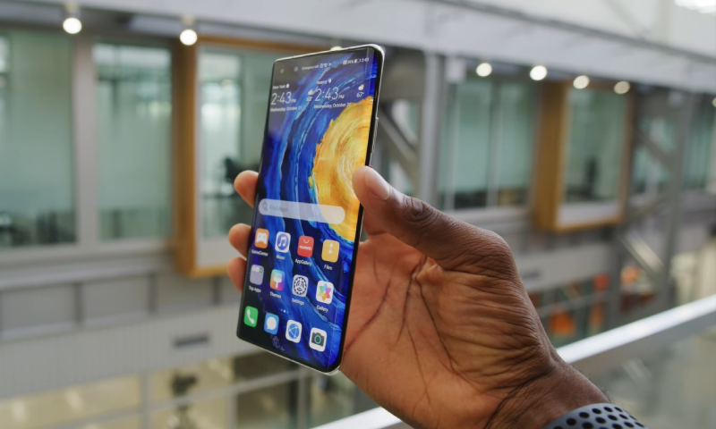Mặt trước của Huawei Mate 40 Pro với màn hình 6.76 inch Mặt trước của Huawei Mate 40 Pro với màn hình 6.76 inch