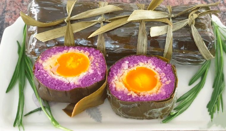 Độc đáo với món bánh tét trứng muối lạ miệng đón Tết