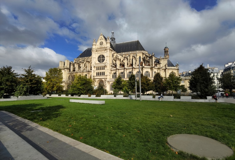 Chất lượng hình ảnh chụp từ camera góc siêu rộng trên Huawei Mate 40 Pro nhìn chung là tuyệt vời, nhưng trường nhìn hẹp hơn so với đối thủ