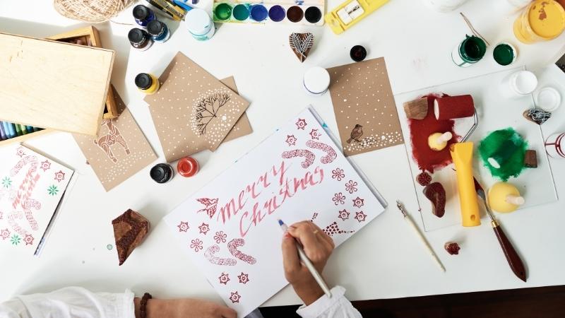 Tips for decorating eye-catching and sparkling Christmas cards