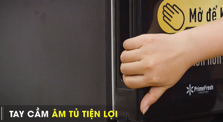 Đánh giá chi tiết tủ lạnh Panasonic NR-BC360QKVN - Tay cầm âm vào cửa