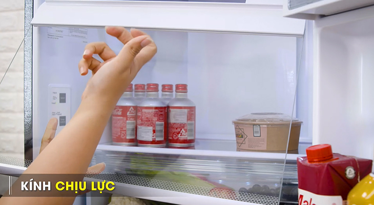 Đánh giá chi tiết tủ lạnh Panasonic NR-BC360QKVN - Khay kình