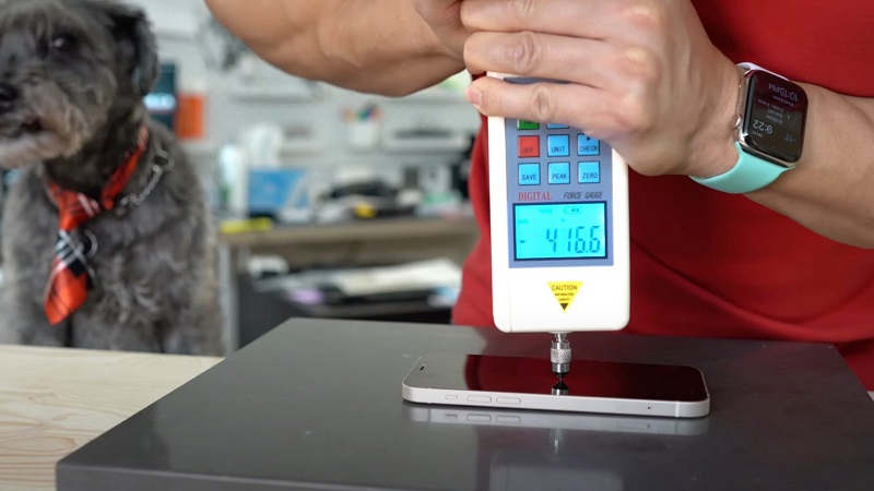 Thử nghiệm ban đầu cho thấy lớp kính Ceramic Shield của iPhone 12 cứng và chống trầy xước tốt hơn iPhone 11