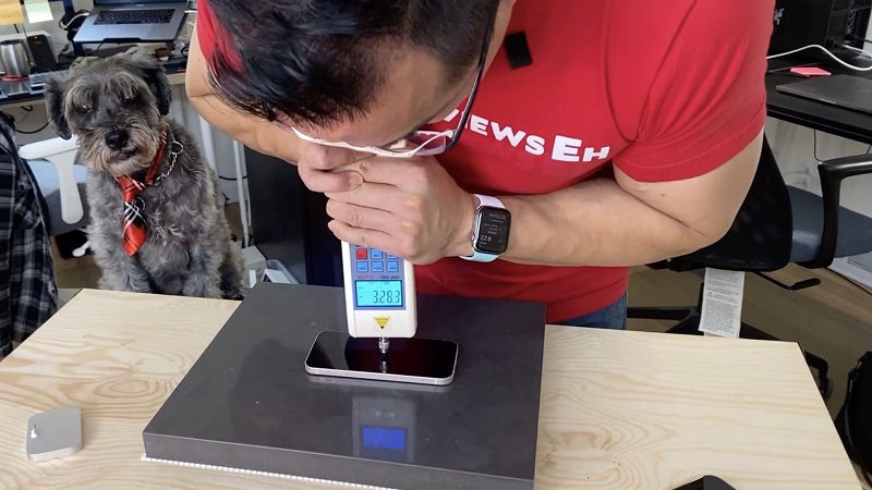 Thử nghiệm ban đầu cho thấy lớp kính Ceramic Shield của iPhone 12 cứng và chống trầy xước tốt hơn iPhone 11