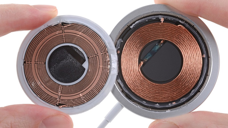 Mổ xẻ bộ sạc MagSafe dành cho iPhone 12: Lộ vòng nam châm, cuộn dây sạc bao bọc xung quanh bảng mạch chính