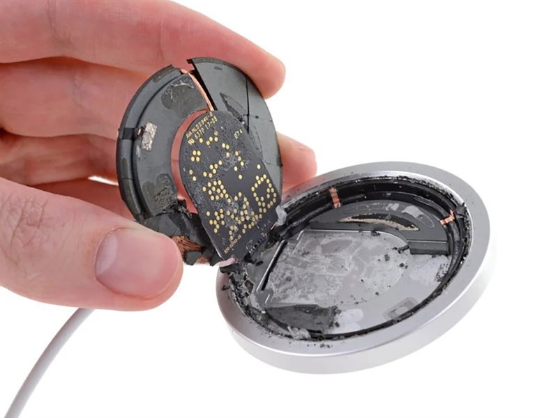 Mổ xẻ bộ sạc MagSafe dành cho iPhone 12: Lộ vòng nam châm, cuộn dây sạc bao bọc xung quanh bảng mạch chính