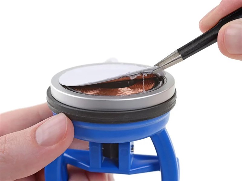 Mổ xẻ bộ sạc MagSafe dành cho iPhone 12: Lộ vòng nam châm, cuộn dây sạc bao bọc xung quanh bảng mạch chính