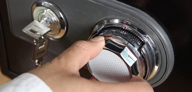 Nên mua két sắt cơ hay két sắt điện tử? Loại nào tốt nhất?