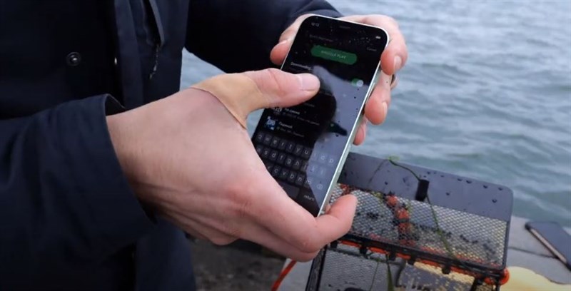 iPhone 12 chống thấm nước thế nào khi ngâm dưới độ sâu 2 mét, 5.5 mét và sau đó là hơn 9 mét nước? Kết quả sẽ bất ngờ đấy!