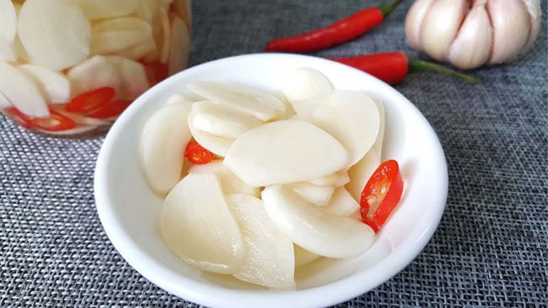 How to make crispy white vinegar soaked garlic to eat pho without being green