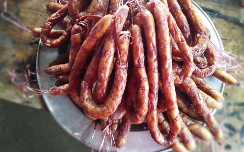 How to make greasy, chewy and delicious Bac Kan smoked sausage