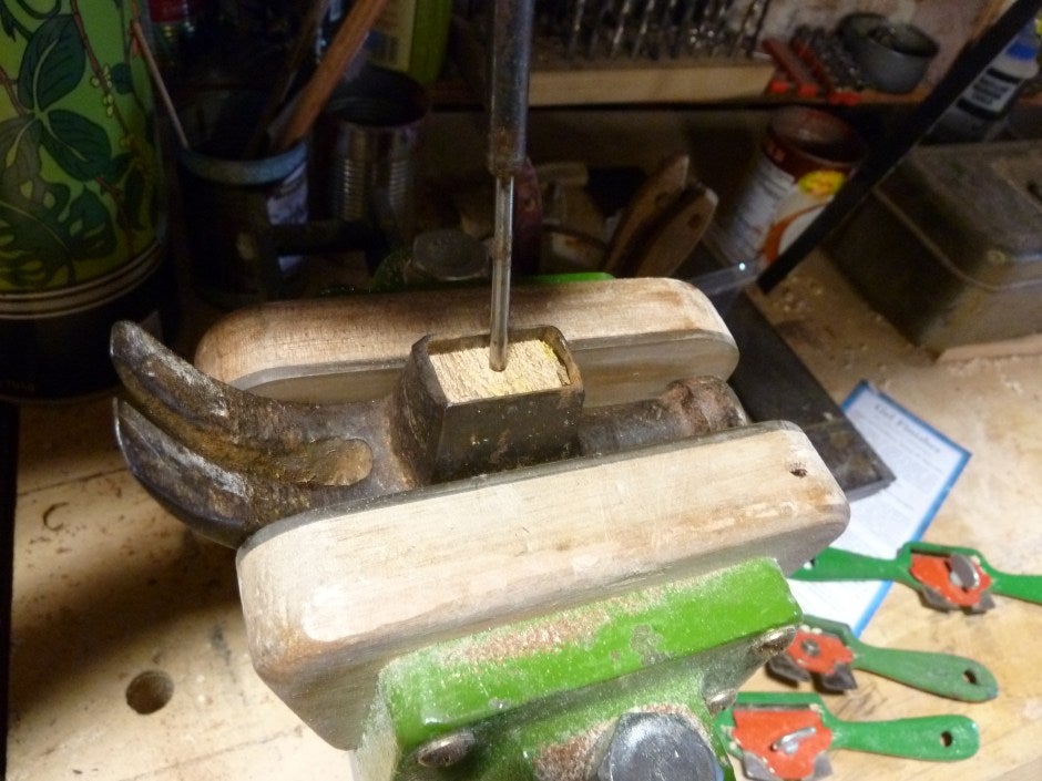 Cách sửa chữa cán búa bị lỏng, không cần mua mới > Loại bổ phần gỗ trên đầu cán búa
