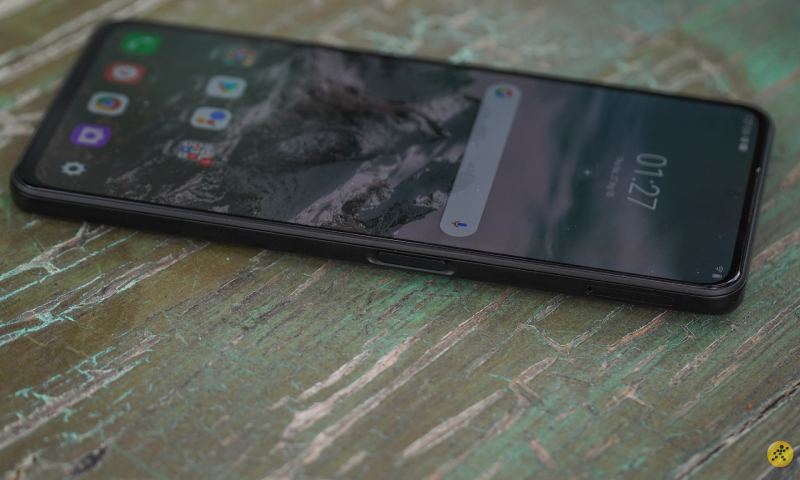 The right edge is where the power button is located, also the fingerprint sensor and sim slot. The right edge is where the power button is located, also the fingerprint sensor and sim slot.