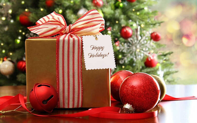 Với sắc đỏ rực rỡ và những hình vẽ Noel đáng yêu, quà Giáng Sinh chắc chắn sẽ làm cho ai được nhận cảm thấy ấm áp và hạnh phúc. Hãy xem hình ảnh về quà Noel để cảm nhận được sự tràn đầy niềm vui và hạnh phúc trong mùa lễ này.