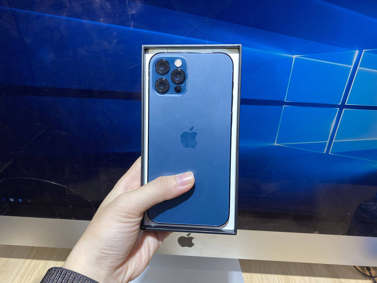 Bên trong hộp đựng là iPhone 12 Pro màu xám xanh