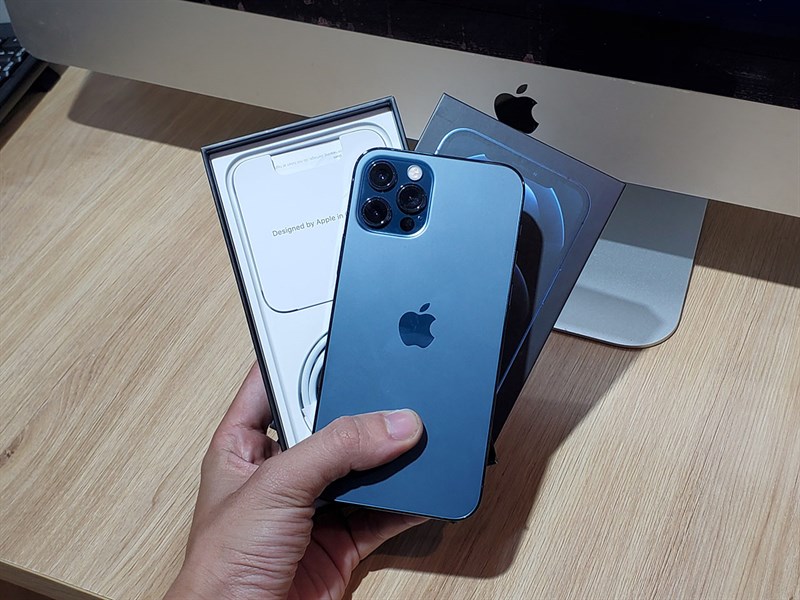 iPhone 12 Pro và hộp đựng