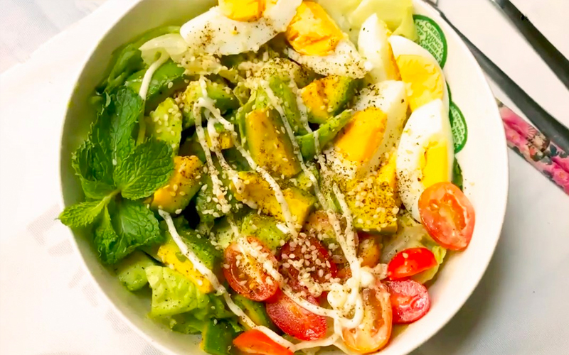 Cách thích hợp nhất để sử dụng dầu hướng dương đó chính là trộn salad