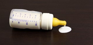 Sặc sữa ở trẻ nhỏ là gì? Khi nào nên dùng van chống sặc (van thông khí) cho trẻ?