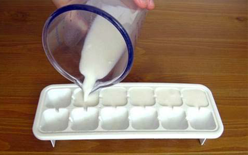 Cách làm sữa tươi không đường đông đá để dưỡng da