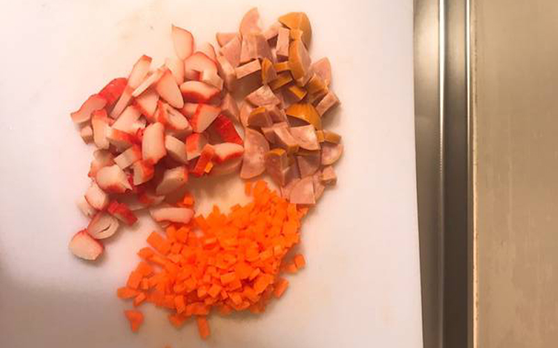 Thái nhỏ cà rốt, thanh cua và xúc xích