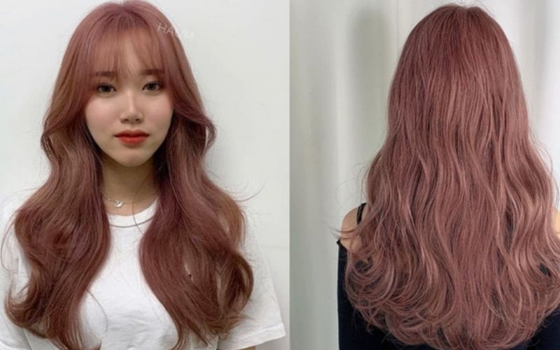Cô gái nhuộm tóc màu nâu đồng ánh hồng