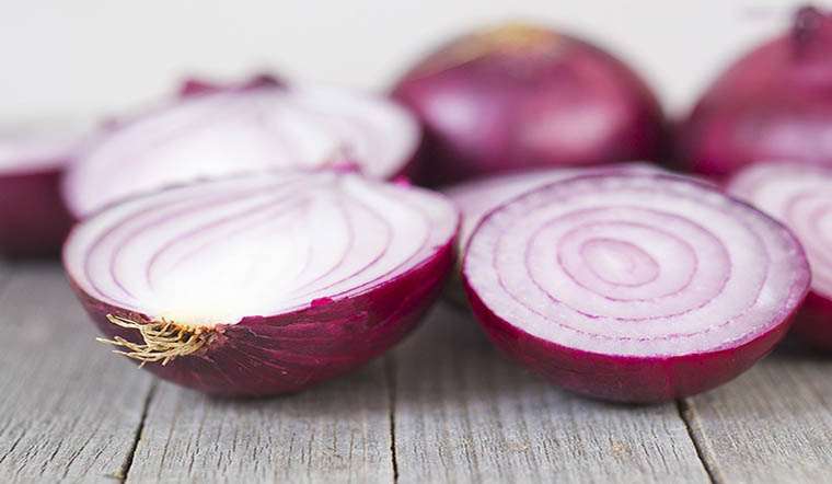 Các mẹ bỉm sữa đua nhau dán hành ngay lòng bàn chân cho bé để làm gì?