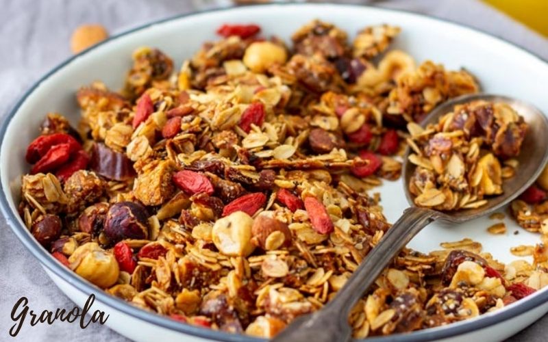 Granola là yến mạch trộn trái cây, hạt các loại 