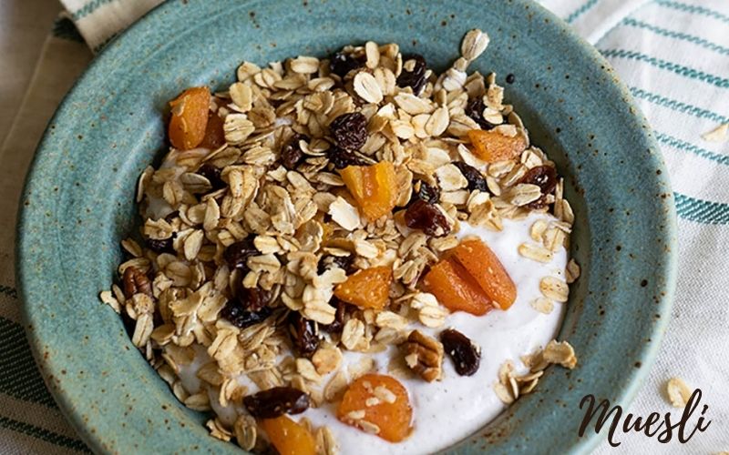 Muesli phải ngâm qua đêm với nước hoa quả, sữa tươi hoặc nấu chín