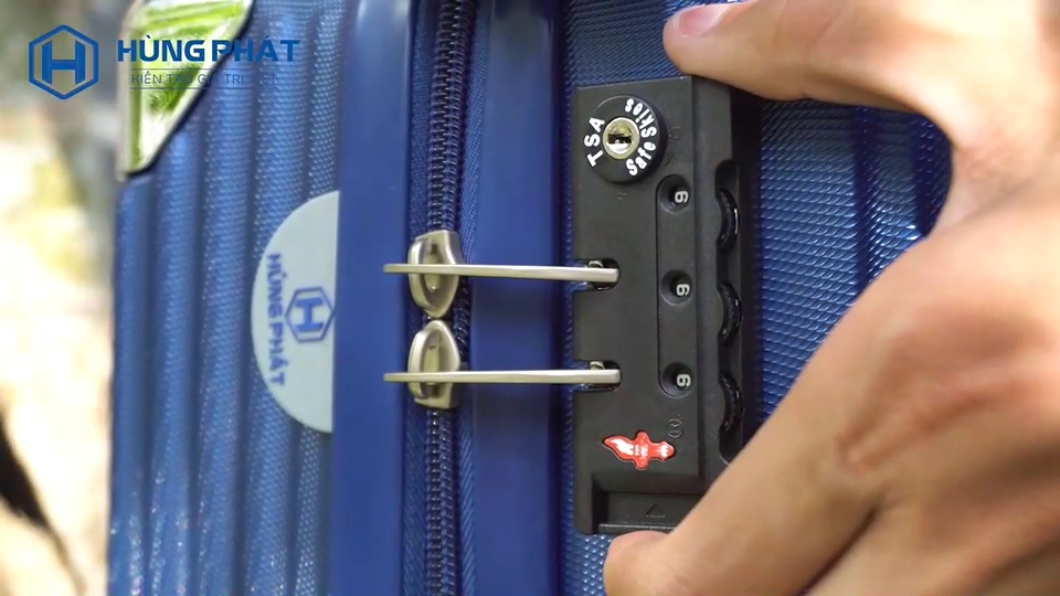 Cách mở khóa số TSA trên vali