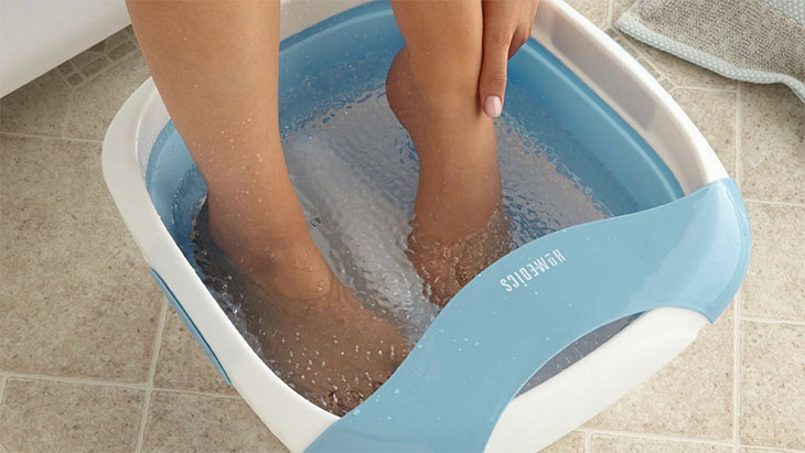 Soak your feet to the ankles, 2 cm above the ankles