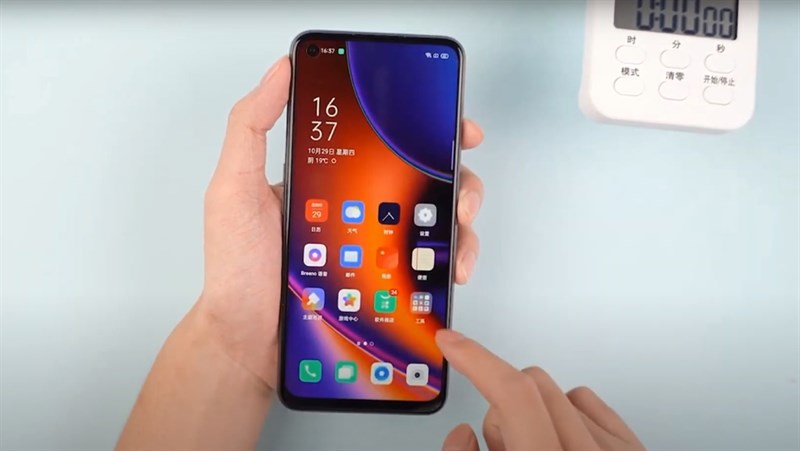 Mặt trước của Oppo K7x với màn hình 6.5 inch