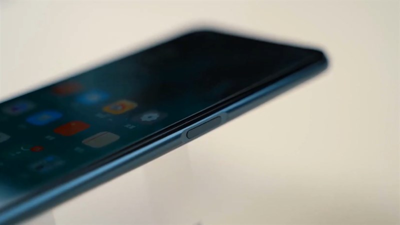 Cảm biến vân tay được đặt bên cạnh phải của máy 